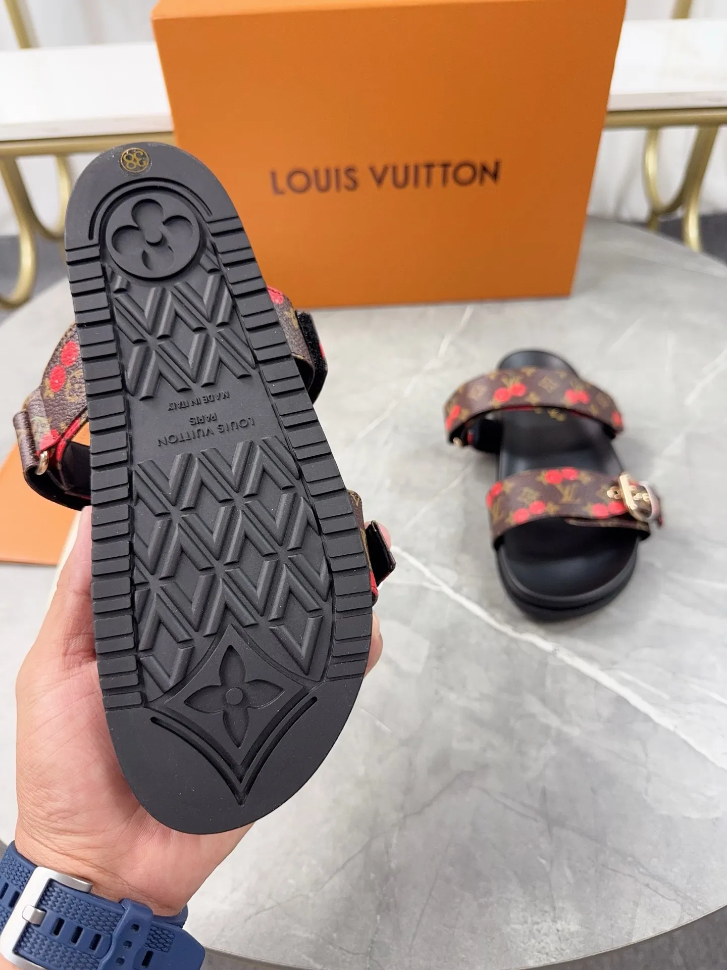 👟👟Ex-factory price 400👟👟 LV2025 spring and summer new slippers🌟The belt buckle is adjustable and elastic design, full of beach style, original molded LV metal logo decoration, fashionable and beautiful, super versatile🤳🏻Cow leather upper/custom imported jacquard fabric/original old flower leather material, water-dyed sheepskin lining (water platform + rubber sole) three-layer combination outsole 🔶Size: Female 35-43 Male: 38-46